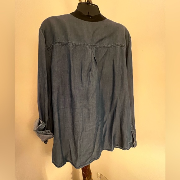 Ladies button down with neck tie - Picture 4 of 4